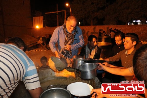 آیین حلیم پزان با طعم عشق به مولا علی(ع) توسط جمعی از جوانان شهرستان رفسنجان در شب شهادت حضرت علی(ع)