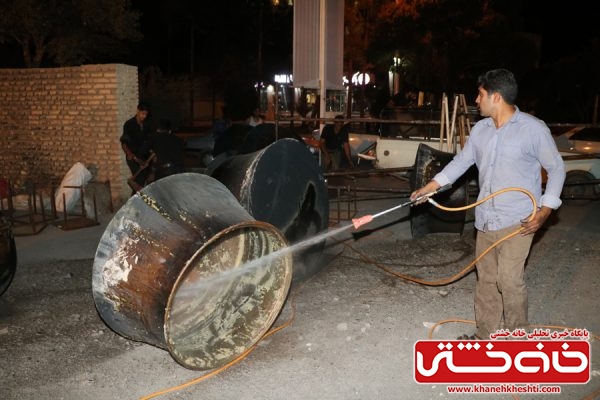 آیین حلیم پزان با طعم عشق به مولا علی(ع) توسط جمعی از جوانان شهرستان رفسنجان در شب شهادت حضرت علی(ع)