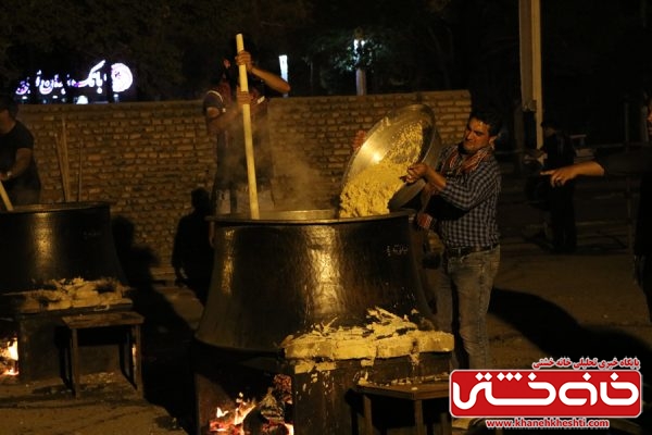 پخت حلیم با طعم عشق به مولا علی(ع) توسط جمعی از جوانان شهرستان رفسنجان در شب شهادت حضرت علی(ع)