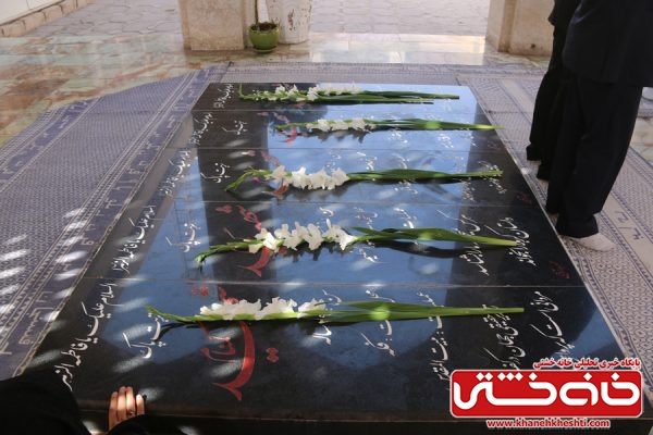 گلباران و عطر افشانی قبور شهدای گمنام  مسجد امام خمینی (ره) توسط مسئولان قضائی شهرستان رفسنجان به مناسبت هفته قوه قضائیهگلباران و عطر افشانی قبور شهدای گمنام  مسجد امام خمینی (ره) توسط مسئولان قضائی شهرستان رفسنجان به مناسبت هفته قوه قضائیه