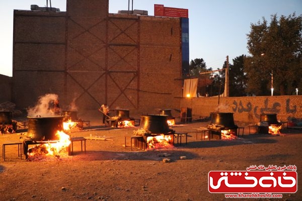پخت حلیم توسط جمعی از جوانان شهرستان رفسنجان در شب شهادت حضرت علی(ع)