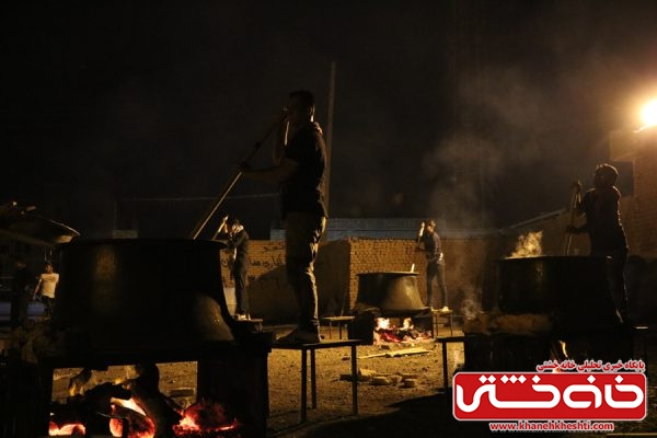 پخت حلیم با طعم عشق به مولا علی(ع) توسط جمعی از جوانان شهرستان رفسنجان در شب شهادت حضرت علی(ع)