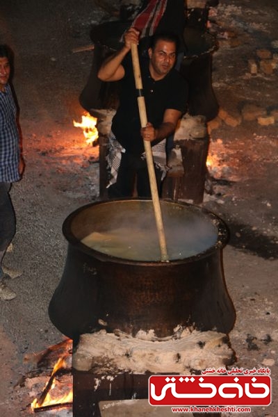 پخت حلیم با طعم عشق به مولا علی(ع) توسط جمعی از جوانان شهرستان رفسنجان در شب شهادت حضرت علی(ع)