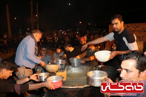 آیین حلیم پزان با طعم عشق به مولا علی(ع) توسط جمعی از جوانان شهرستان رفسنجان در شب شهادت حضرت علی(ع)