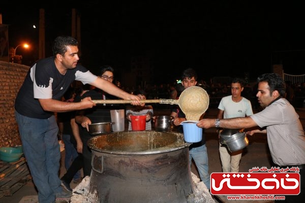 آیین حلیم پزان با طعم عشق به مولا علی(ع) توسط جمعی از جوانان شهرستان رفسنجان در شب شهادت حضرت علی(ع)