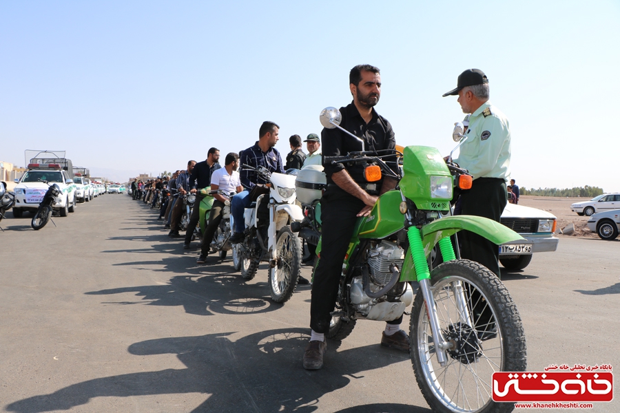  اهدا کلاه ایمنی به موتور سوران توسط  فرماندهی انتظامی شهرستان رفسنجان بمناسبت هفته نیروی انتظامی