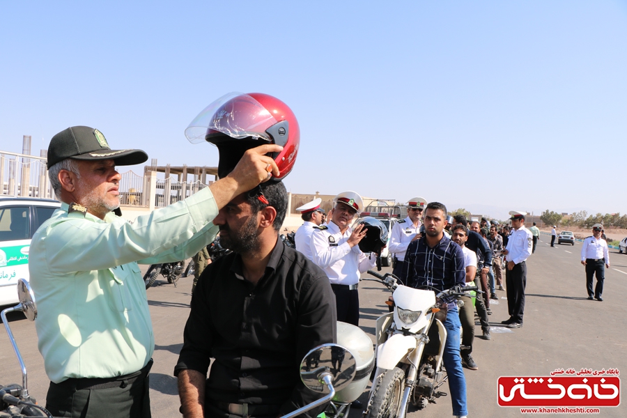  اهدا کلاه ایمنی به موتور سوران توسط  فرماندهی انتظامی شهرستان رفسنجان بمناسبت هفته نیروی انتظامی