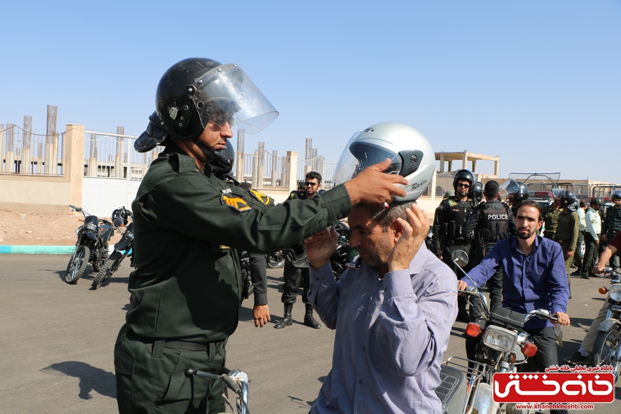  اهدا کلاه ایمنی به موتور سوران توسط  فرماندهی انتظامی شهرستان رفسنجان بمناسبت هفته نیروی انتظامی