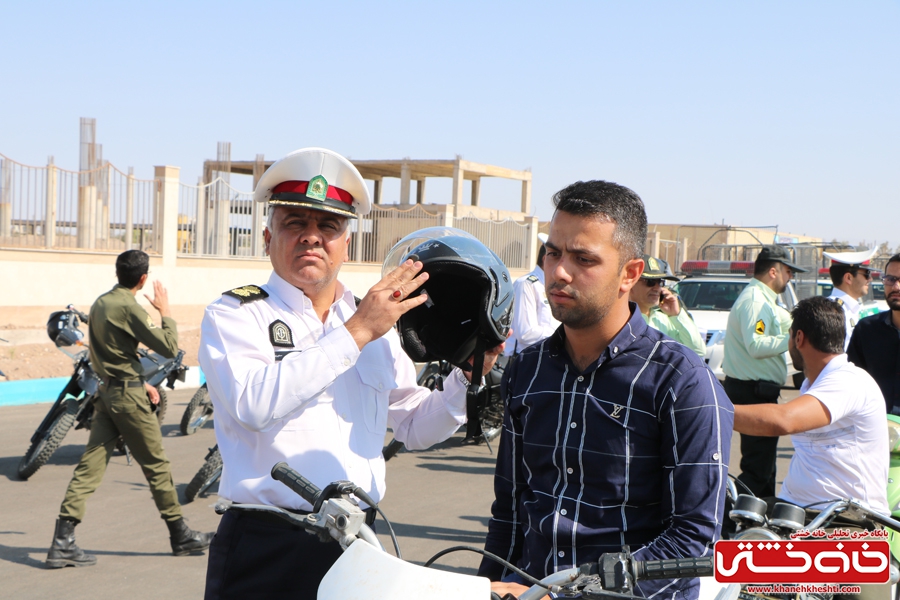  اهدا کلاه ایمنی به موتور سوران توسط  فرماندهی انتظامی شهرستان رفسنجان بمناسبت هفته نیروی انتظامی