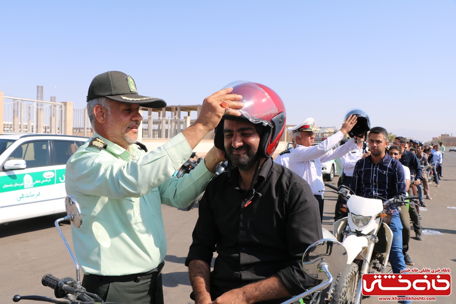  اهدا کلاه ایمنی به موتور سوران توسط  فرماندهی انتظامی شهرستان رفسنجان بمناسبت هفته نیروی انتظامی