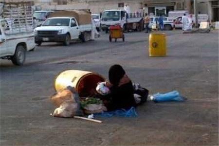 تصویر جست‌و جوی یک زن عربستانی به دنبال غذا
