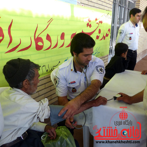 انجام تست رایگان فشار خون و مشاوره پزشکی برای بیش از ۵۰۰ نفر در نماز جمعه + عکس