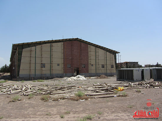 سالن ورزشی ۹ دی رفسنجان نیمه کاره رها شده است + تصاویر