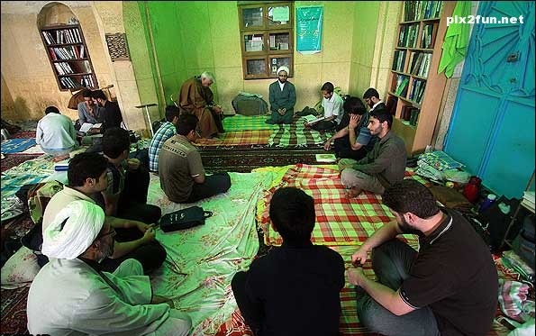 در شهر رفسنجان ۹ مسجد پذیرای معتفکین هستند