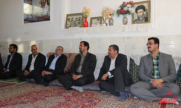 فرماندار رفسنجان با سه خانواده شهید بخش فردوس و نوق دیدار کرد