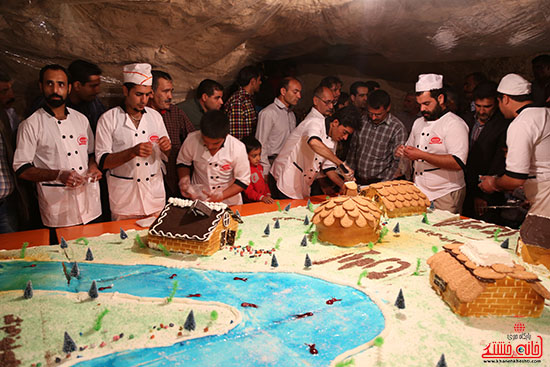 پخت کیک ۵۰۰ کیلویی در ۳۰ ساعت ویژه جشن ولایت روستای اودرج رفسنجان
