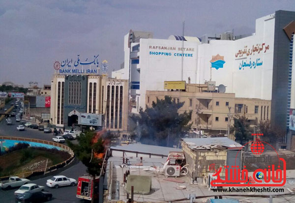 عکس/آتش سوزی در میدان شهدای رفسنجان به دلیل قطعی برق