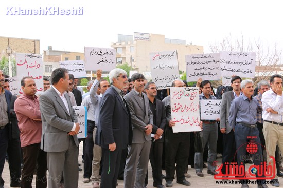 اعتراض فرهنگیان مقابل اداره آموزش و پرورش رفسنجان + عکس و بیانیه
