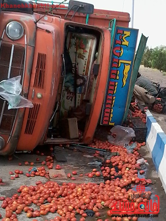 کامیون حامل بار گوجه فرنگی در رفسنجان واژگون شد+عکس