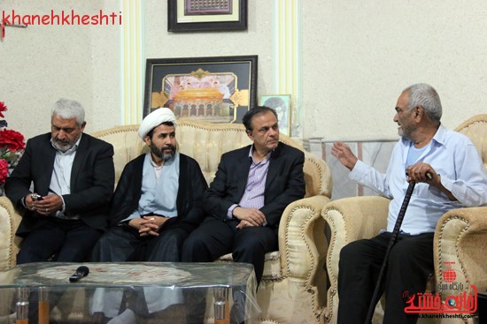 استاندار کرمان با خانواده شهیدان کدخدایی در رفسنجان دیدار کرد