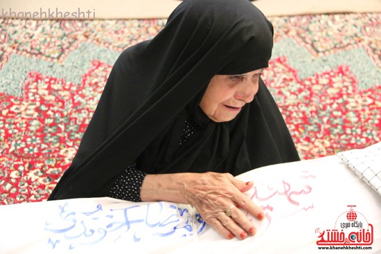 تصاویر/مادر شهید آخوندی پس از ۶۰ سال دوباره قنداق پسرش را در آغوش گرفت