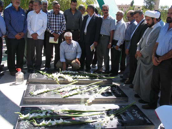 قبور مطهر شهدای گمنام با حضور آزادگان رفسنجان گلباران شد + عکس