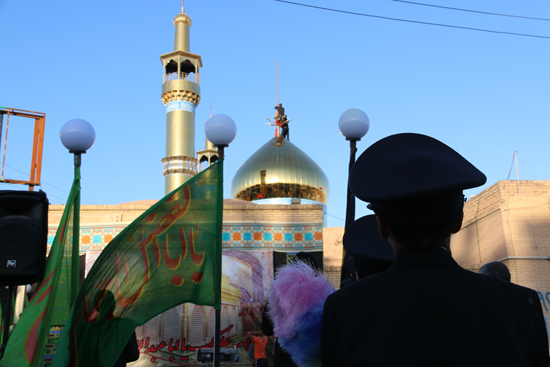 اهتزاز پرچم حرم امام حسین(ع) بر فراز گنبد مسجد صاحب الزمان (عج) هیئت کاظمیه رفسنجان/تصاویر