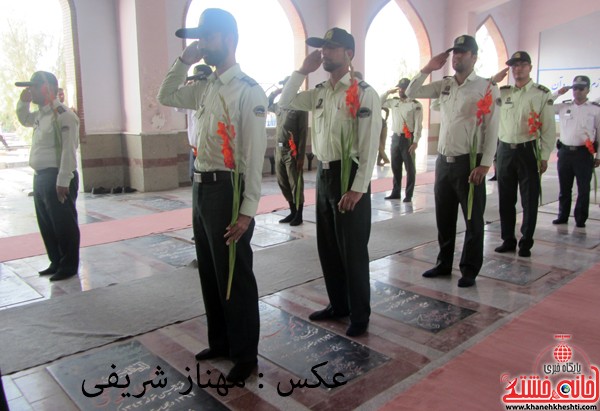 سبزپوشان نیروی انتظامی رفسنجان قبور شهدا را گلباران کردند / عکس