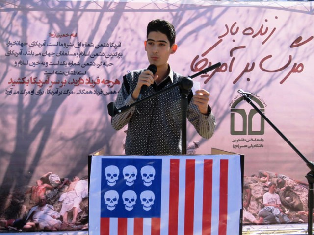 حضور دانشجویان دانشگاه ولی عصر (عج) رفسنجان در تریبون «زنده باد مرگ بر آمریکا» + عکس