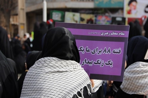 میدان ابراهیم یادآور تجمعات انقلابی دخترک ۱۹ ساله دیروز و بانوی ۵۶ ساله امروز