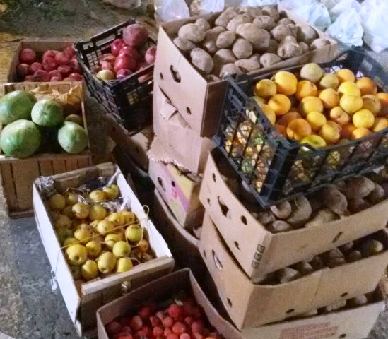 توزیع میوه و شیرینی میان مددجویان کمیته امداد رفسنجان