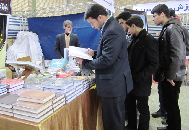 دانش آموزان اتحادیه انجمن اسلامی رفسنجان از نمایشگاه کتاب و مطبوعات بازدید کردند