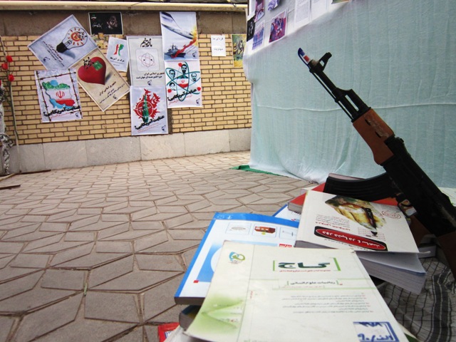 نمایشگاه «مدرسه انقلاب» در دبیرستان نمونه شهید سجادی رفسنجان برپا شد + عکس