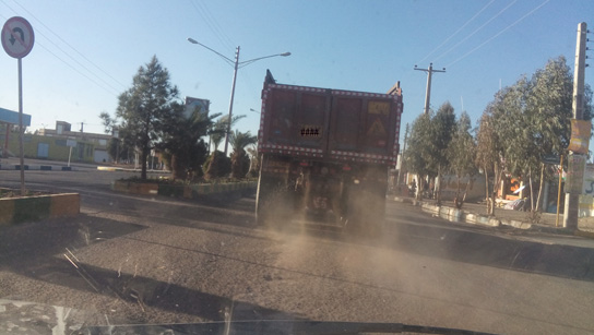 تردد کامیونهای حامل ماسه در مناطق مسکونی و جاده های نوق حادثه ساز است