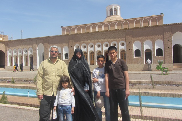 عکسهای یادگاری مسافران نوروزی در کنار بزرگترین خانه خشتی جهان در رفسنجان