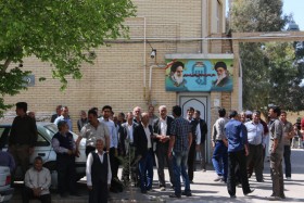 تجمع جمعی از کشاورزان رفسنجانی در مقابل دفتر امام جمعه