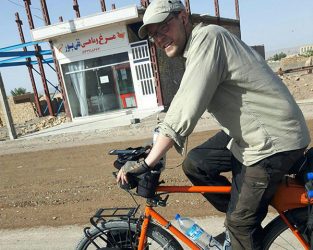 دوچرخه سوار آلمانی در جوادیه فلاح رفسنجان / عکس