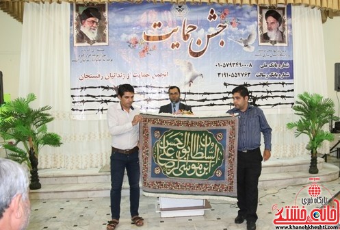اهدای یک قالیچه قدیمی و دستباف به زندانیان رفسنجان / عکس