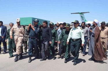 استقبال از شهید مدافع حرم در فرودگاه رفسنجان / تصاویر