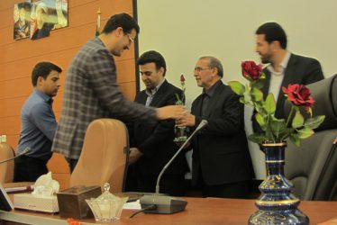 اهداء گلدان های قلیانی به مسئولین رفسنجان