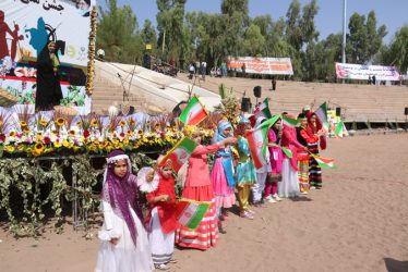 رژه تیم های حاضر در جشنواره ملی بازیهای بومی و محلی کشور در رفسنجان