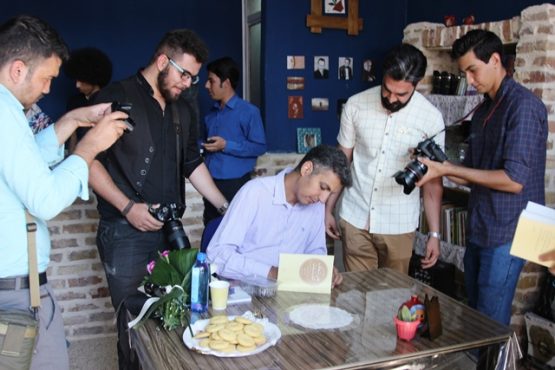 تصاویر/ جشن امضای کتاب «هنر شفاف اندیشیدن» با حضور عادل فردوسی پور در رفسنجان