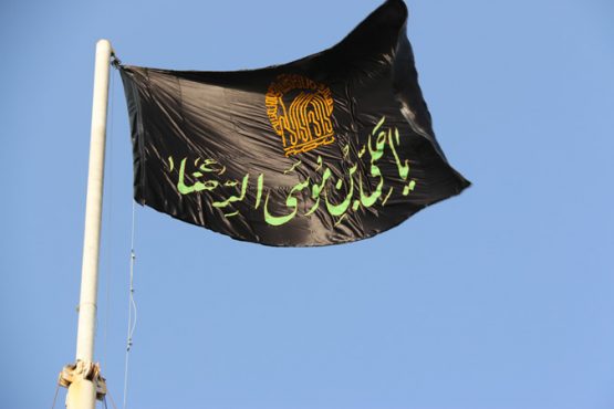 پرچم میدان امام رضا(ع) رفسنجان با پرچم عزای حسین(ع) تعویض شد / تصاویر