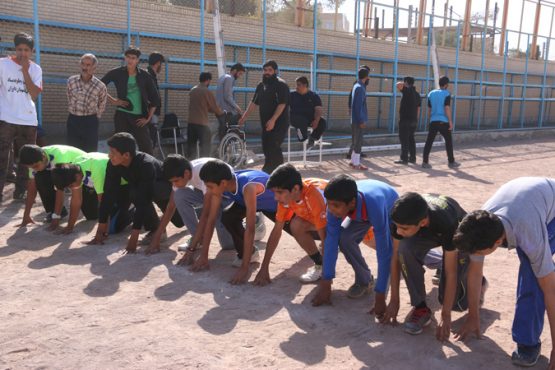 مسابقات دو و میدانی به مناسبت هفته تربیت بدنی در استادیوم تختی رفسنجان برگزار شد / تصاویر