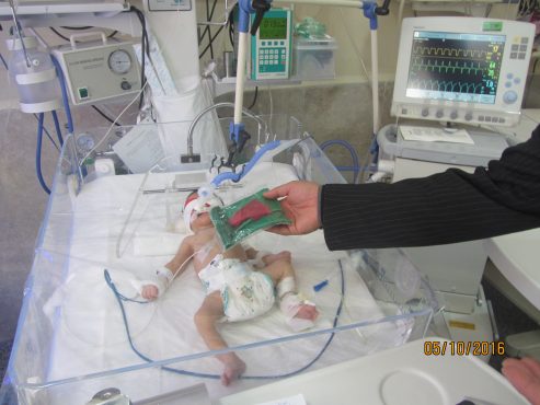 اهداء لباس شیرخوارگان حسینی به نوزادان بیمار در بیمارستان علی ابن ابیطالب(ع) / تصاویر