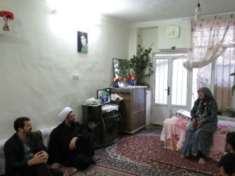 دیدار امام جمعه و فرماندار رفسنجان با سه خانواده شهید / تصاویر