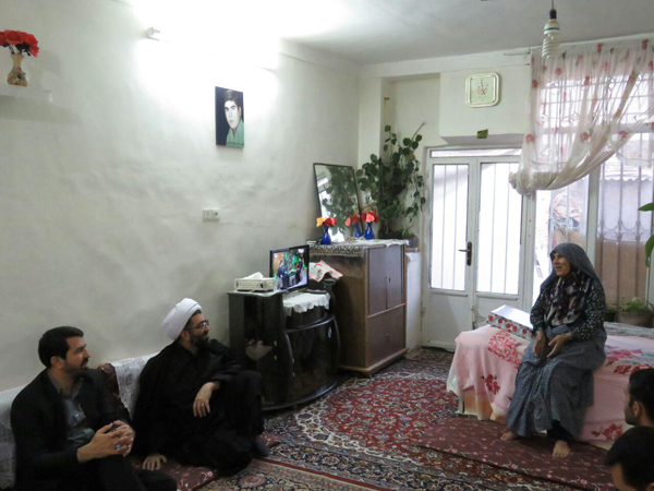 دیدار امام جمعه و فرماندار رفسنجان با سه خانواده شهید