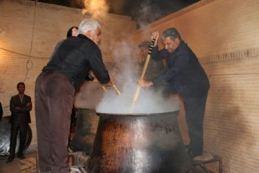 آیین حلیم پزان به یاد شهید قلی بیگی در روستای حمید آباد رفسنجان برگزار شد / تصاویر