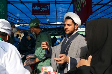 موکب خاتم الانبیاء رفسنجان در حال ارائه خدمات به زائرین اربعین حسینی در کربلای معلی / تصاویر