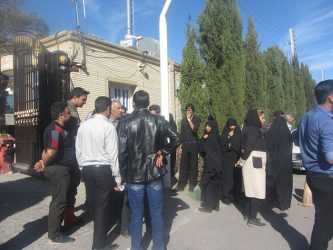 تجمع مقابل فرمانداری رفسنجان در اعتراض به عملکرد دفتر زیارتی عرفات / عکس